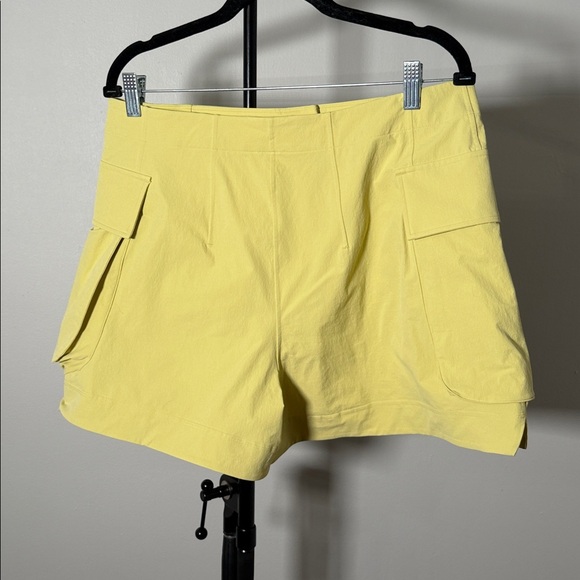 NWOT NEW Lululemon Relaxed-Fit Super-High-Rise Cargo Short 4" Finch Yellow - Picture 6 of 8